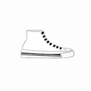 Broche en émail baskets montantes blanches minimalistes avec contours en métal argenté et détails