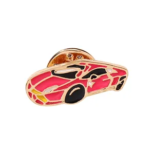 Detail einer Emaille-Brosche in Sportwagen-Form mit Goldrand und rosa Lackierung