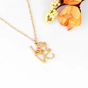Gouden ketting met I LOVE YOU gravering en hol uitgesneden hondenpoot hanger sieraad