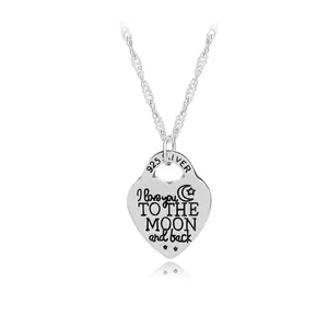 Collier avec pendentif cœur en argent sterling 925 gravé lune et étoiles sur fond blanc