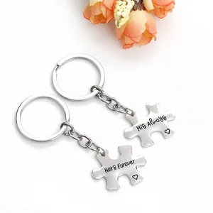 Koppel puzzel sleutelhangers van zilver metaal met His Always Her Forever gravure