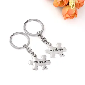 Detailopname van puzzel-sleutelhangers met gravure His Always en Hers Forever
