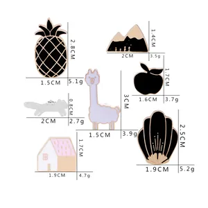 Guía de tallas para 7 pines esmaltados con diseños de manzana y alpaca y dimensiones