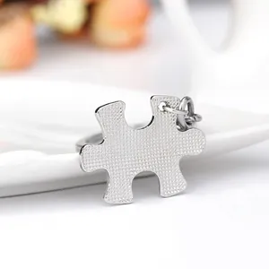 Macro-opname van zilveren puzzel sleutelhanger met ronde textuur en metalen ring