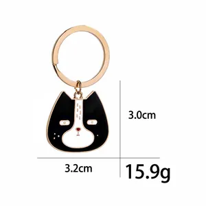 Vista dettagliata del portachiavi gatto in smalto nero con dimensioni 3,2cm e peso 15,9g
