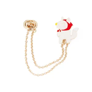 Détail de la broche loup Petit Chaperon Rouge en émail blanc et chaînes dorées