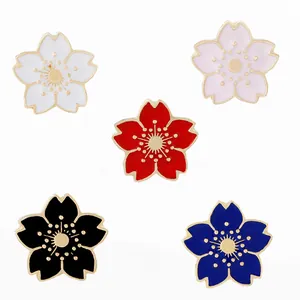 Cinq broches colorées en émail de fleurs de cerisier japonais avec bordure dorée