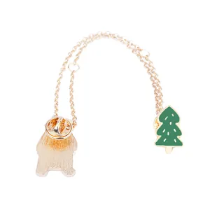 Broche à double chaîne dorée avec sapin de Noël vert et fermoir papillon sécurisé