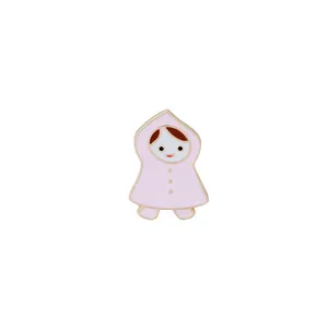 Broche en émail mignonne représentant une petite fille en imperméable rose à capuche