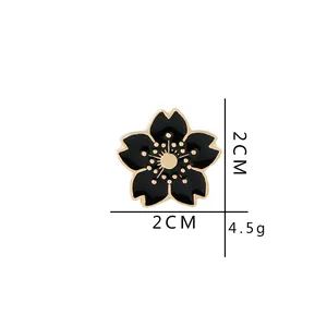 Épinglette en émail cerisier japonais noir et doré, dimensions de 2cm par 2cm