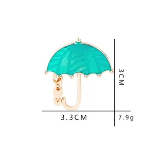 Spilla a ombrello verde con ciondolo a cuore in metallo dorato, misura 3x3,3cm