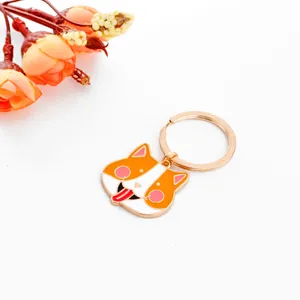 Vista dettagliata del portachiavi Corgi in metallo con finitura smaltata e anello d'oro