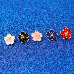 Lot de cinq épingles émaillées fleurs de cerisier colorées avec bordure dorée
