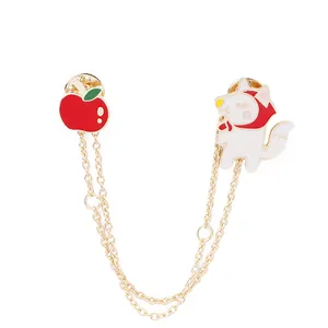Set de broches émaillées loup et pomme rouge avec élégante double chaîne dorée de liaison