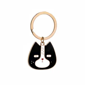 Simpatico portachiavi a forma di gatto bianco e nero con anello in metallo dorato