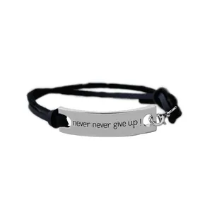 Inspirierendes geflochtenes Armband in Silber und Schwarz mit Never Give Up Gravur