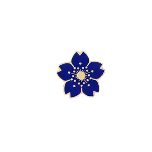 Détail du pin's émaillé cerisier avec laque bleu foncé et bordures métalliques dorées