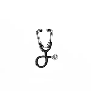 Vue détaillée de la broche stéthoscope argent et noir avec finition émaillée