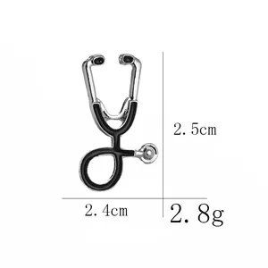Vue détaillée de la broche stéthoscope argentée avec dimensions 2,5 cm de hauteur
