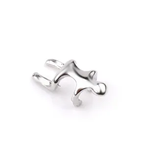 Pendiente ear cuff hombre escalador en plata pulida con diseño abstracto moderno
