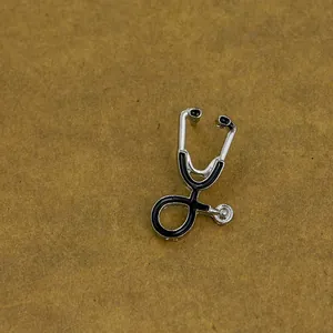 Broche stéthoscope vintage en émail argent et noir pour les professionnels de santé