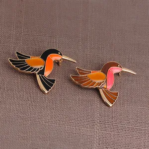 Set di squisite spille a forma di colibrì in smalto colorato con lega dorata