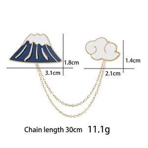 Ensemble de broches en émail mont Fuji et nuage japonais avec chaîne dorée sur fond blanc