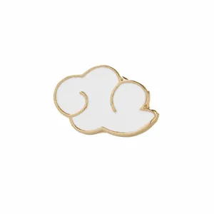Gros plan détaillé d'une broche nuage en émail blanc avec placage en métal doré