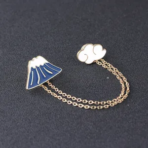 Broche japonaise en émail avec le mont Fuji et un nuage reliés par une double chaîne dorée