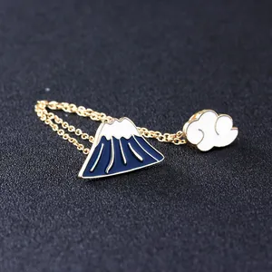 Ensemble de broches en émail japonais avec mont Fuji et nuage reliés par une chaîne
