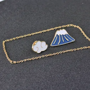 Détail du lot de pin's en émail style japonais mont Fuji et nuage avec une chaîne dorée