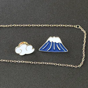 Détail de l'ensemble de pin's en émail mont Fuji et nuage avec bordure dorée