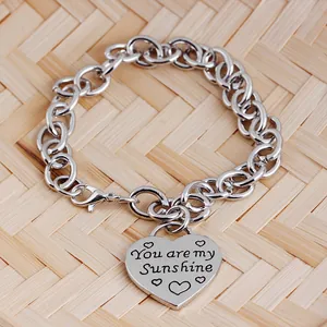 Détail du bracelet cœur argenté avec gravure You are my Sunshine et fermoir mousqueton