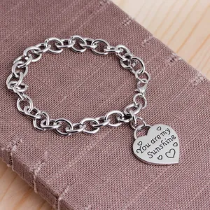 Bracelet chaîne argenté avec pendentif cœur gravé You are my Sunshine sur tissu texturé