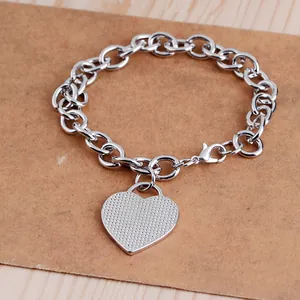 Bracelet chaîne argentée avec pendentif cœur texturé et fermoir mousqueton robuste