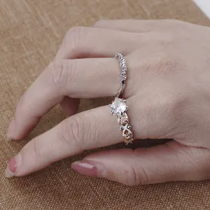 Set de anillos de plata y oro rosa con circonita redonda y motivos florales calados