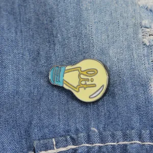 Detail van de creatieve gele gloeilamp emaille speld met 'lit' tekst op denim stof