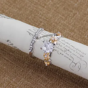 Elegante set de anillos de flor en oro rosa con diamante central y banda ondulada