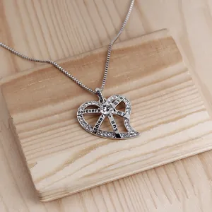 Détail macro du collier coeur argenté avec pierres blanches et gravure Forever Sunshine