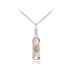 Collana con ciondolo a forma di mini bottiglia di vino rosa in resina e catena