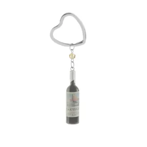 Portachiavi con bottiglia di vino rosso mini e anello a cuore su sfondo bianco puro
