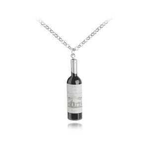 Collana con ciondolo a bottiglia di vino in resina con catena d'argento e etichetta