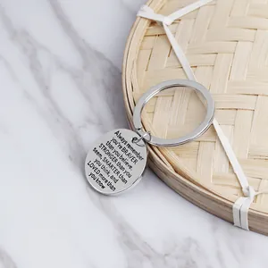 Porte-clés rond argenté gravé 'You Are My Person' sur surface élégante en marbre