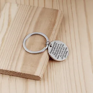 Porte-clés en acier inoxydable avec citation inspirante gravée sur fond bois