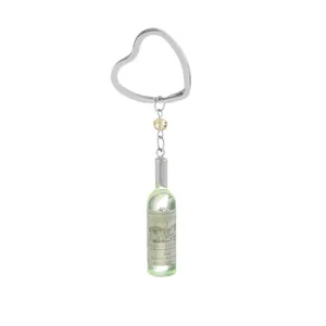 Portachiavi a forma di bottiglia di birra in resina verde con anello a cuore