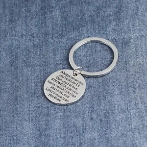 Porte-clés en alliage argenté avec citation motivante always remember you are braver