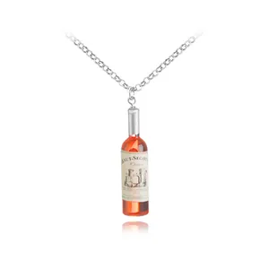 Collana a catena argentata con ciondolo a forma di bottiglia di vino in resina arancio
