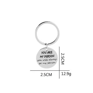 Nahaufnahme vom You Are My Person Schlüsselanhänger mit 2,5cm Plakette und Gewichtsangabe