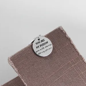 Detailaufnahme der 'You Are My Person' Gravur auf einem silbernen Metall-Schlüsselanhänger