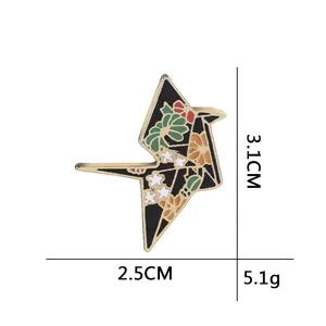Black paper crane enamel brooch with floral patterns and gold-tone edges, 3.1x2.5cm size